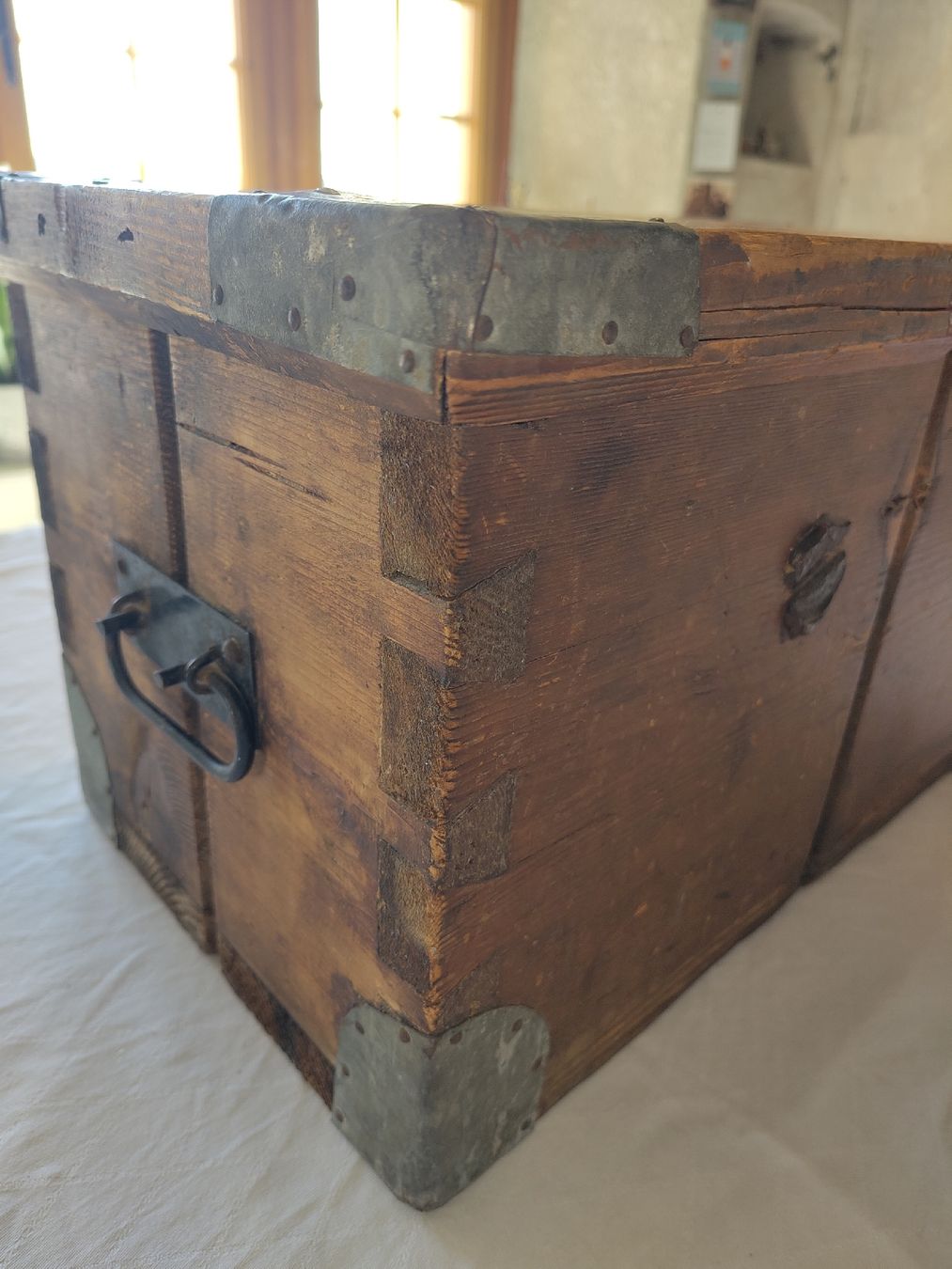 Transportkisten: Rustikale Holzkiste mit Beschlägen, Vintage Truhe – Gebraucht aus Biel/Bienne von DoNa82 6