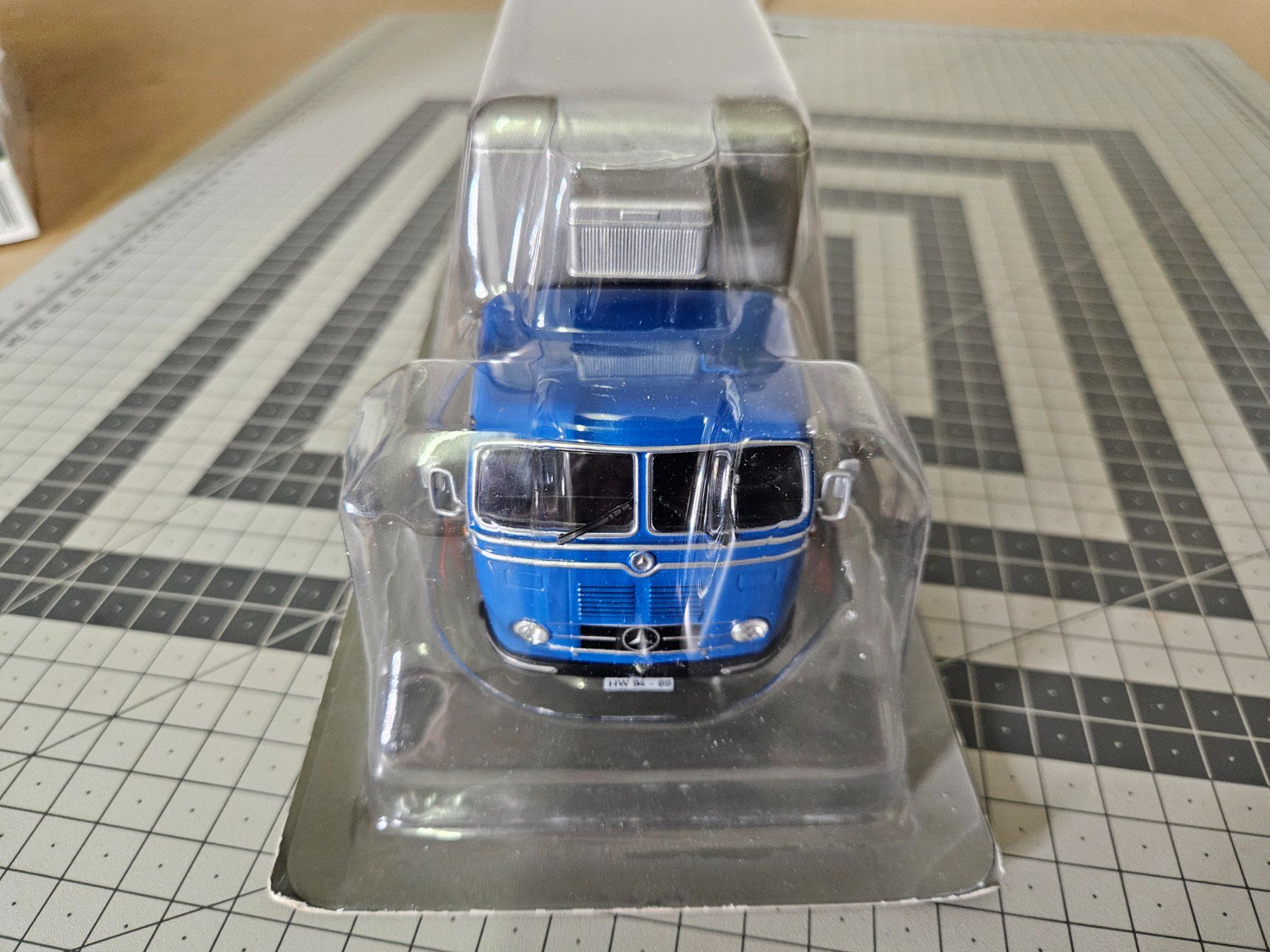 Mercedes-Benz Modellautos: Mercedes Benz  LP 334, 1:43 – Neu und originalverpackt aus Gockhausen von medved007 4