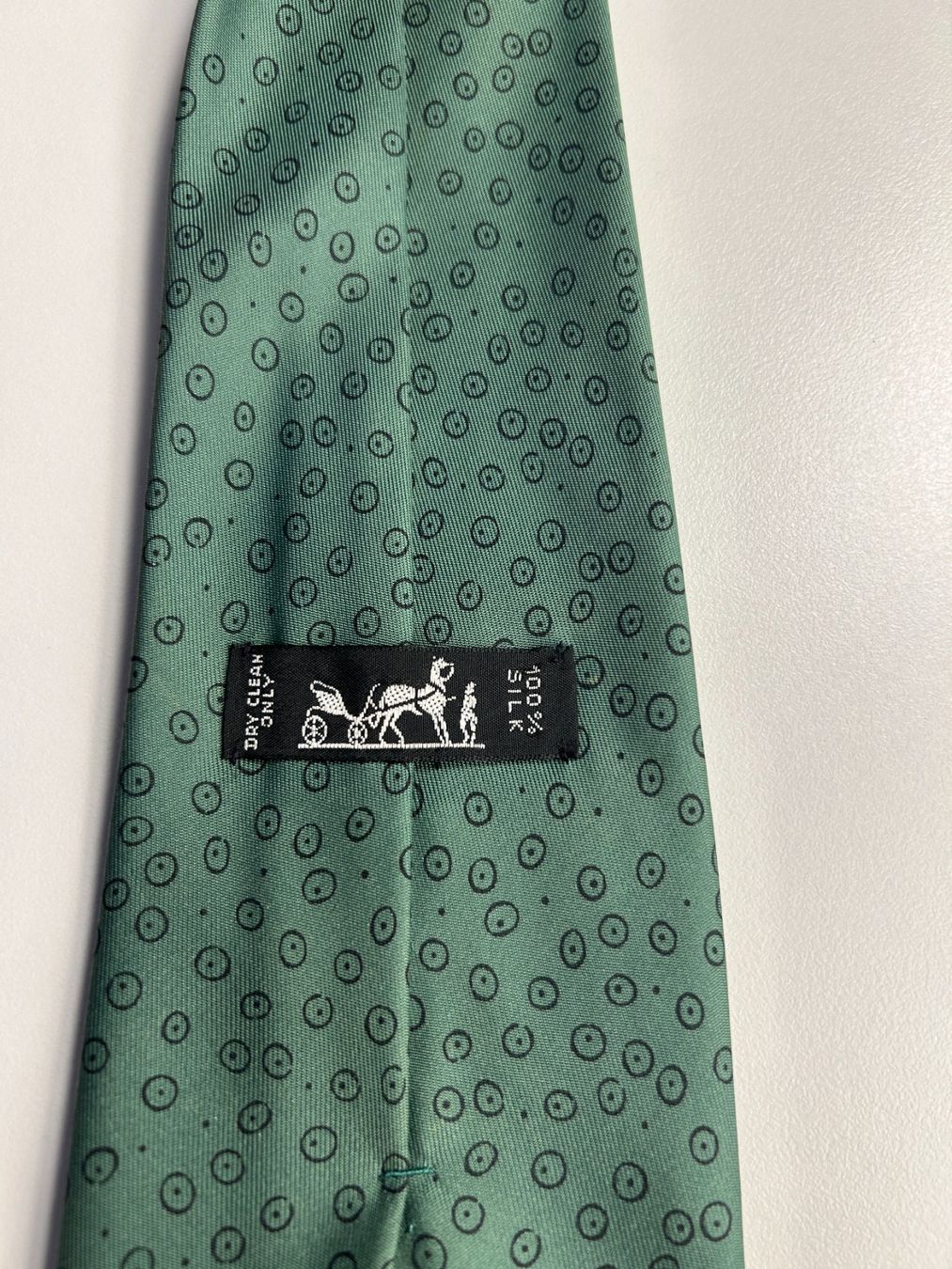Hermès Cravatte: Hermès Punkte Muster Krawatte – Nuovo (secondo la descrizione) da Bern venduto da kurtikobolt74 2