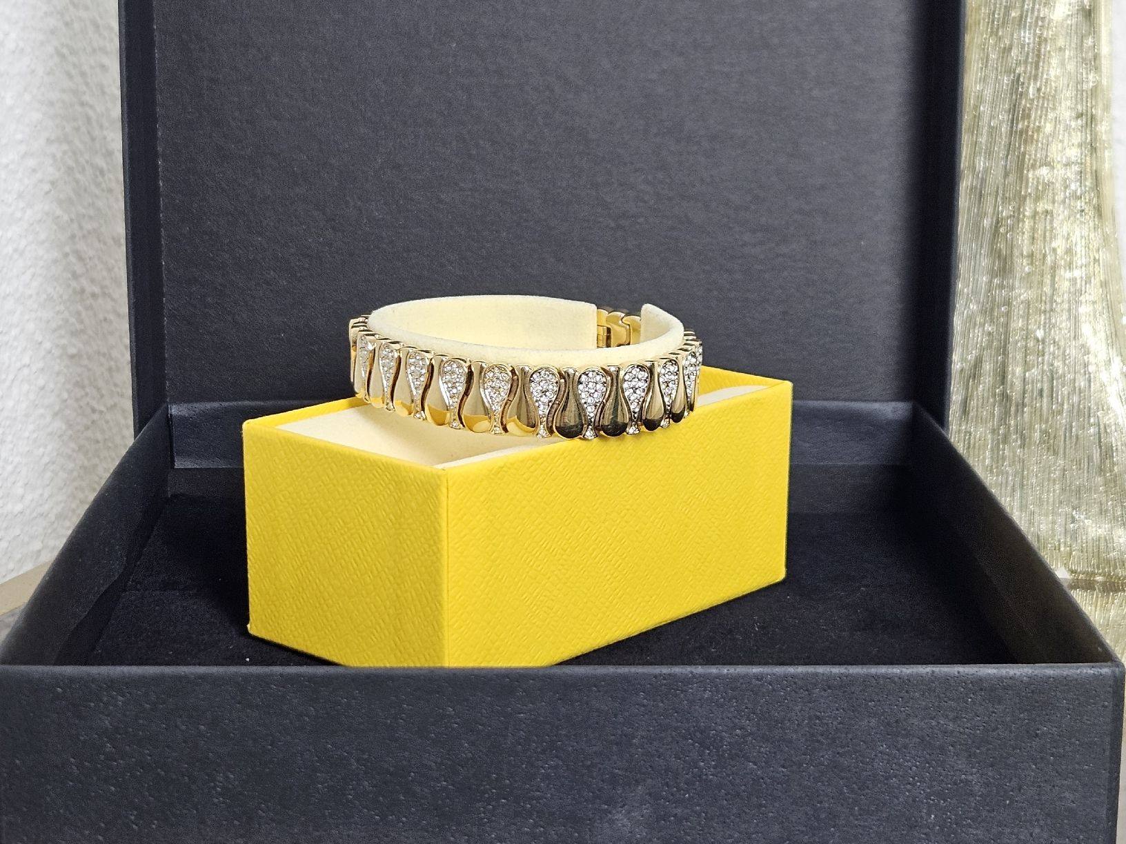 Bracciali & Braccialetti: Statement Gold Plaed Bracelet with Rhinestones, Chic Summer – Usato da Brüttisellen venduto da par_8zbj 5