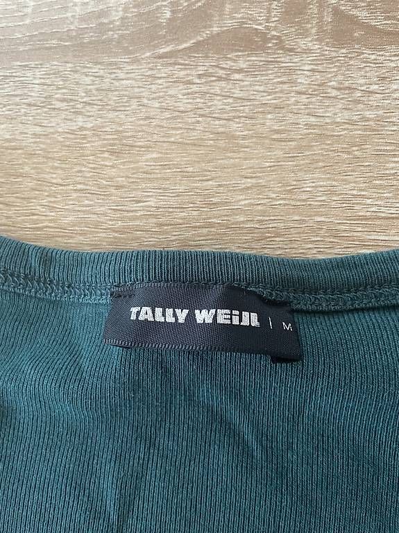 T-shirt: T-Shirt  – Usato da Basel venduto da Make-up-lover 2