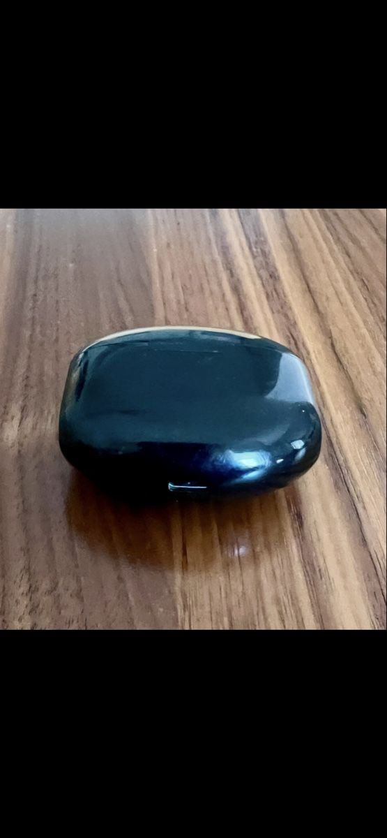 Cuffie: Schwarz Glänzende Wireless Earbuds mit Ladecase – Usato da St. Gallen venduto da Zaruhi34