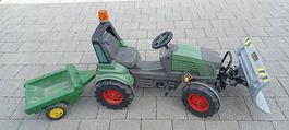 Trettraktor Fendt mit Anhänger und Schneepflug