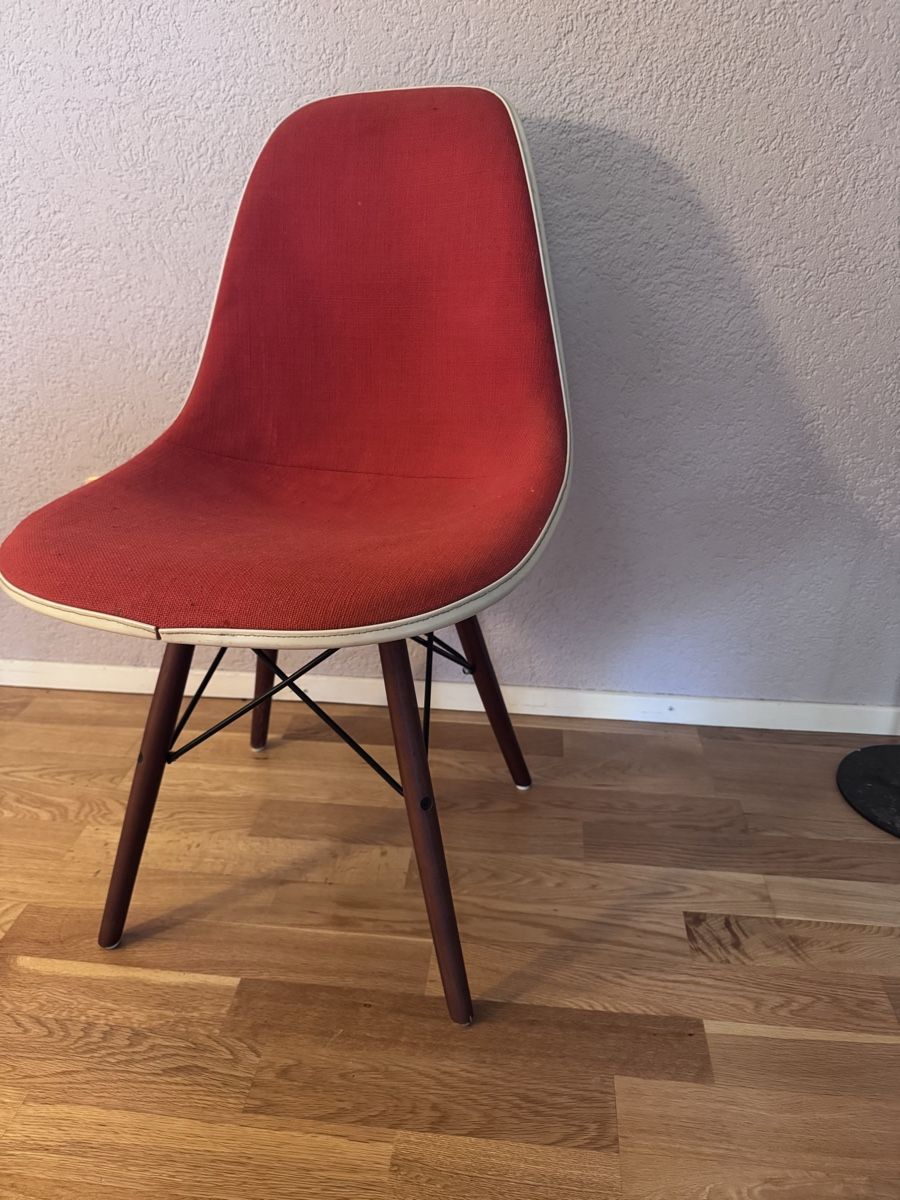 Eames Sedie: Chaise Eames originale vintage, rouge, parfait état! – Usato da Romont / BE venduto da kotao 1