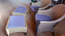 2 fauteuils en osier et poses-pieds
