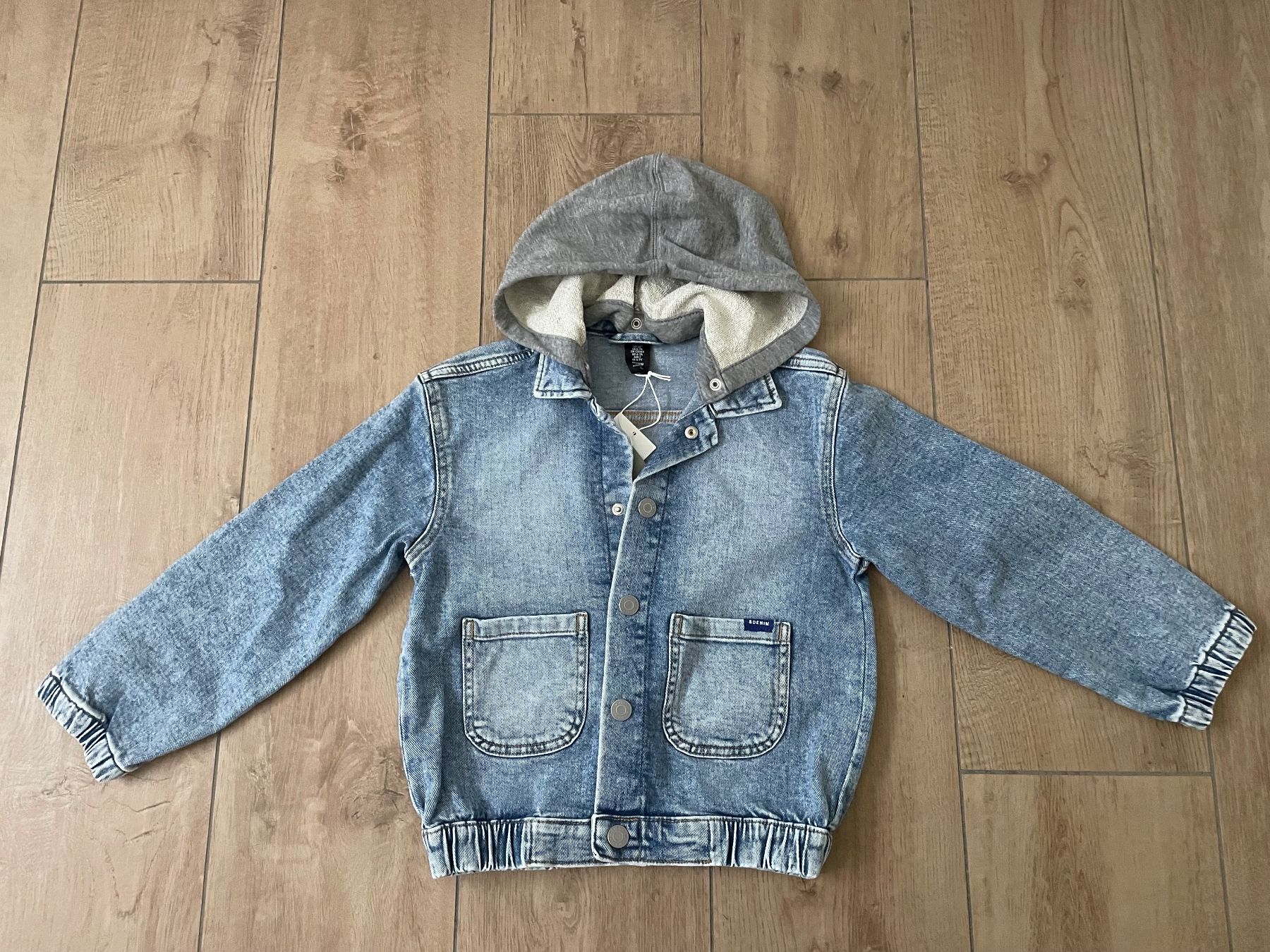 H&M Vestes & Manteaux: Jeansjacke von H&M Gr. 122 NEU – Neuf (Voir description) à Waltenschwil par hansnine
