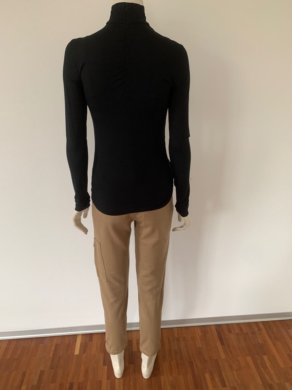 Akris Maglioni & Felpe: AKRIS: Edler schwarzer Rollkragenpullover mit Raffung, 36 – Nuovo (secondo la descrizione) da Luzern venduto da designluzern 5