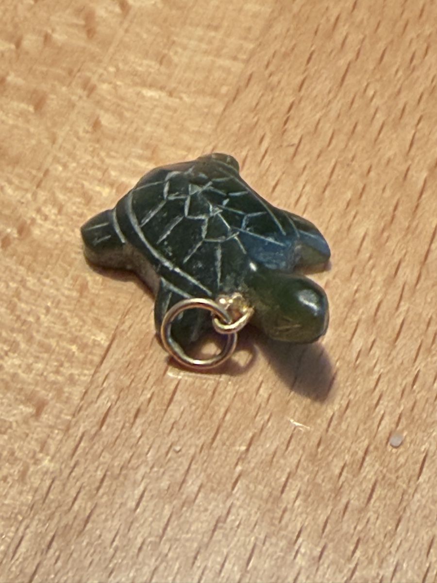 Ciondoli: Miniature Carved Green Stone Turtle Charm – Nuovo (secondo la descrizione) da Erlenbach ZH venduto da Ritschly 2