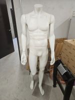 männliche Schaufensterpuppe ohne Kopf