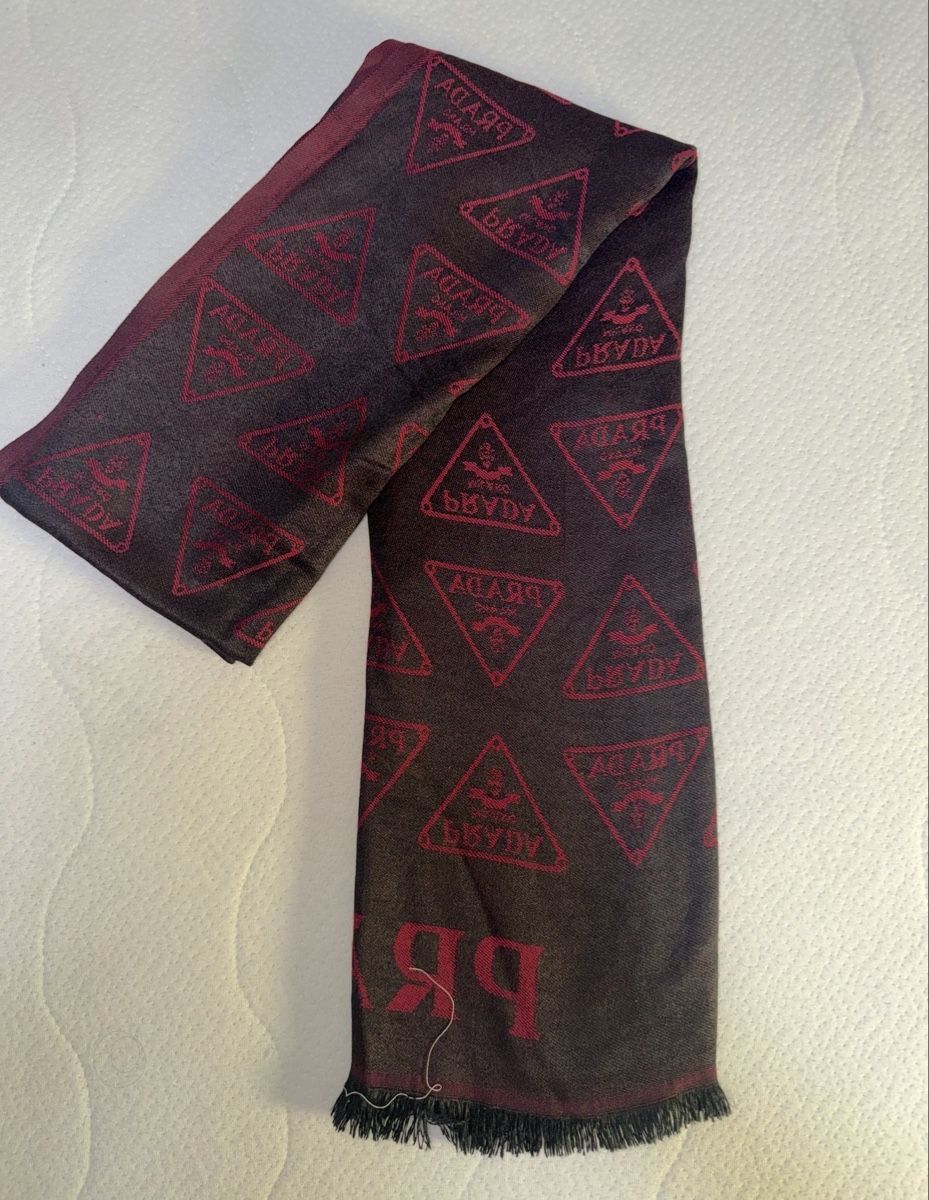 Sciarpe: Echarpe Prada logo triangle bicolore 180x30cm bon état – Nuovo (secondo la descrizione) da Fribourg venduto da VTM