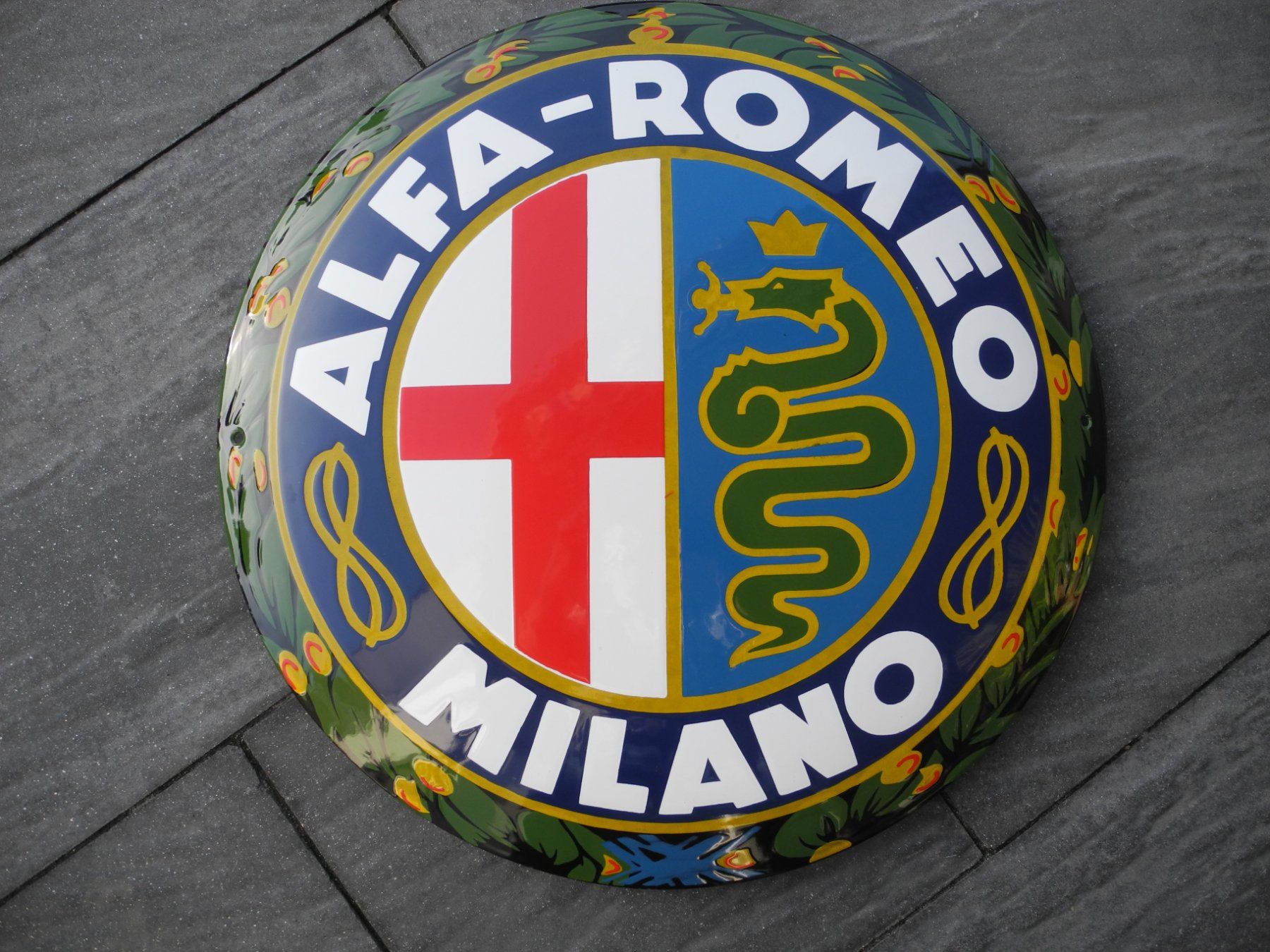 Alfa Romeo Insegne: GROSSES ALFA ROMEO EMAILSCHILD – Nuovo (secondo la descrizione) da Reinach AG venduto da Huckleberrysix