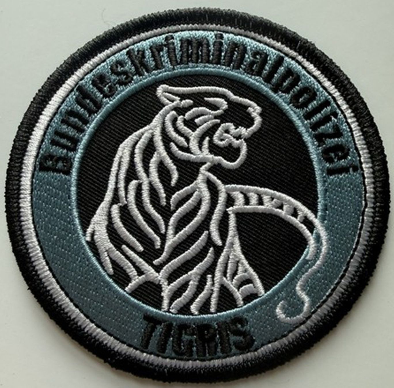 Swiss Plaketten & Abzeichen: Bundeskriminalpolizei TIGRIS Patch Stoff ohne Klett. – Neu (gemäss Beschreibung) aus Emmenbrücke von F.ingl-1947
