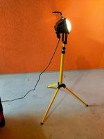 2 Stk. Halogen - Bau Strahler mit Stativ gelb , Top Zustand