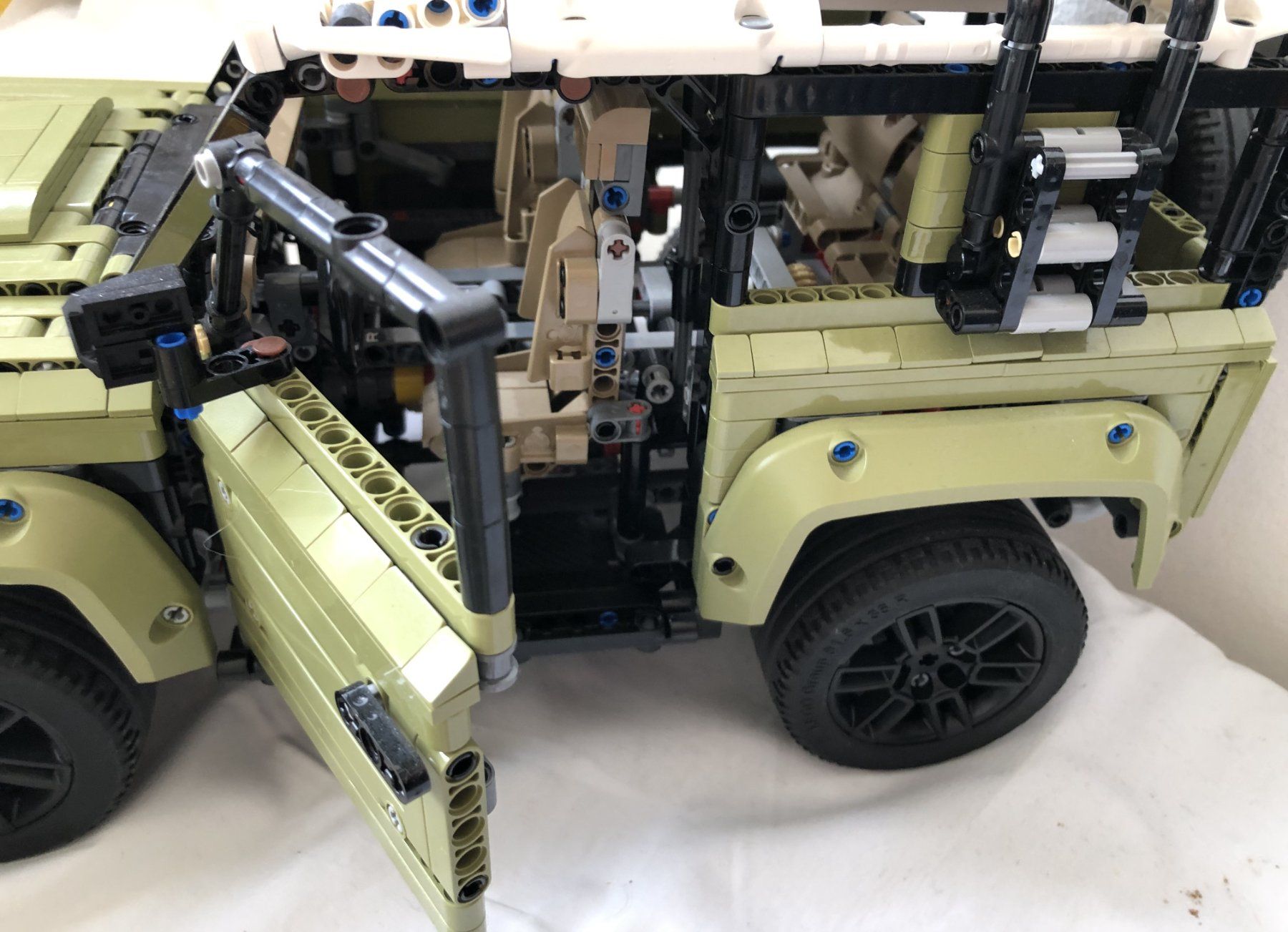 Lego Baukästen: LEGO - Technic - Land Rover Defender - Set 42110 – Gebraucht aus Schaffhausen von  3