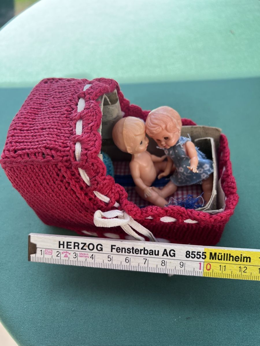 Puppen: 2 Antike kleine Püppchen mit Schlafstelle – Gebraucht aus Steckborn von Holiday66