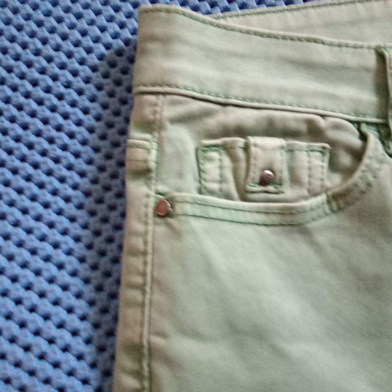 Lotti di vestiti: Da.-Hose grün: CHF 8.-- / cremefarb. Pullover CHF 6.-- – Usato da Frauenfeld venduto da clausi 4