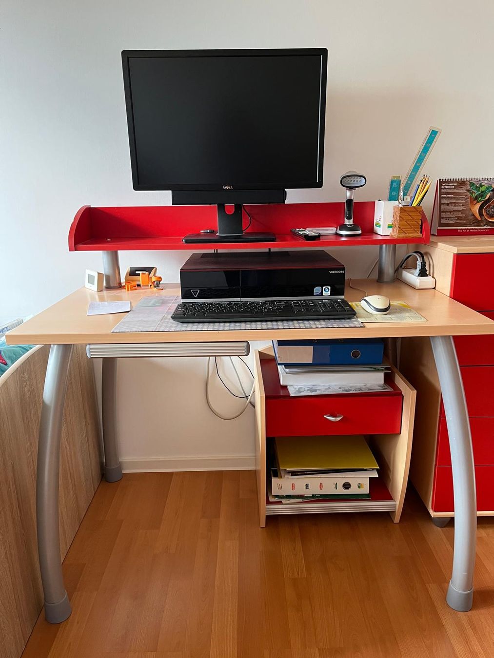 Scrivanie: Schreibtisch mit PC-Tischaufsatz und Kommode – Usato da Neuhausen venduto da AC73