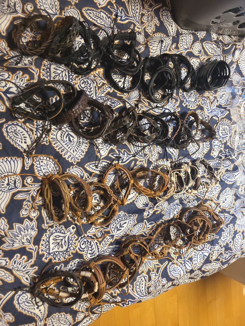 Armbänder & -reifen: Lot bracelets tressé noir et brun . – Neu (gemäss Beschreibung) aus Carrouge VD von Bogdan95