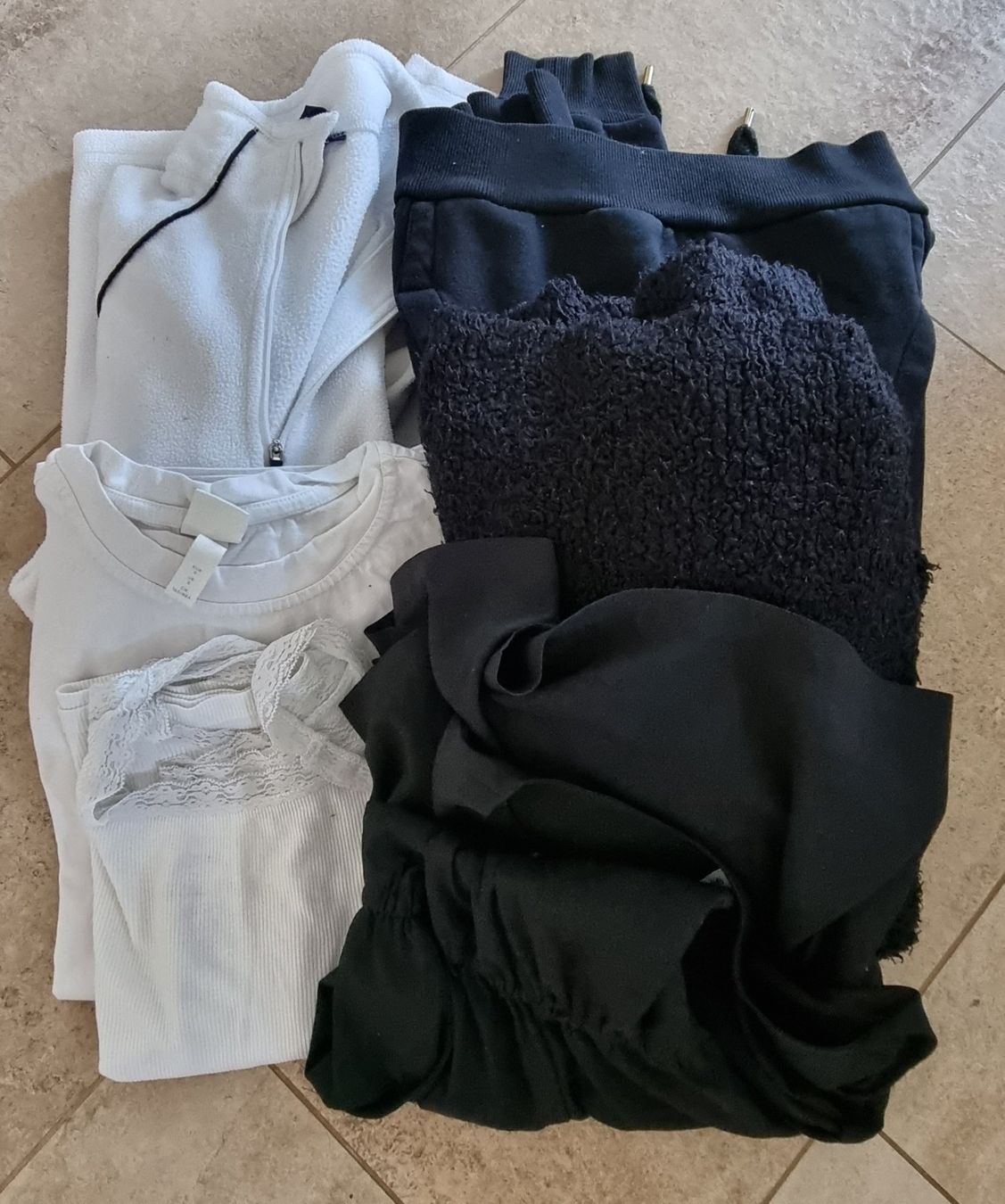 Lots de vêtements: Kleiderpaket gr.S – D'occasion à Grossdietwil par GNOM313