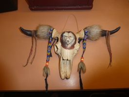 Schädel mit Malerei und Indianer Schmuck Dekoration