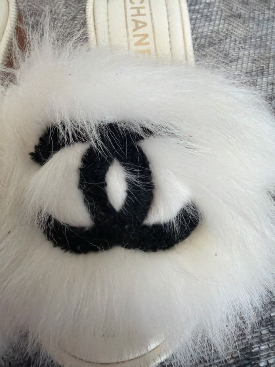 Chanel Scarpe da donna: Chanel Fur Slides  – Usato da Stallikon venduto da RTagel 2