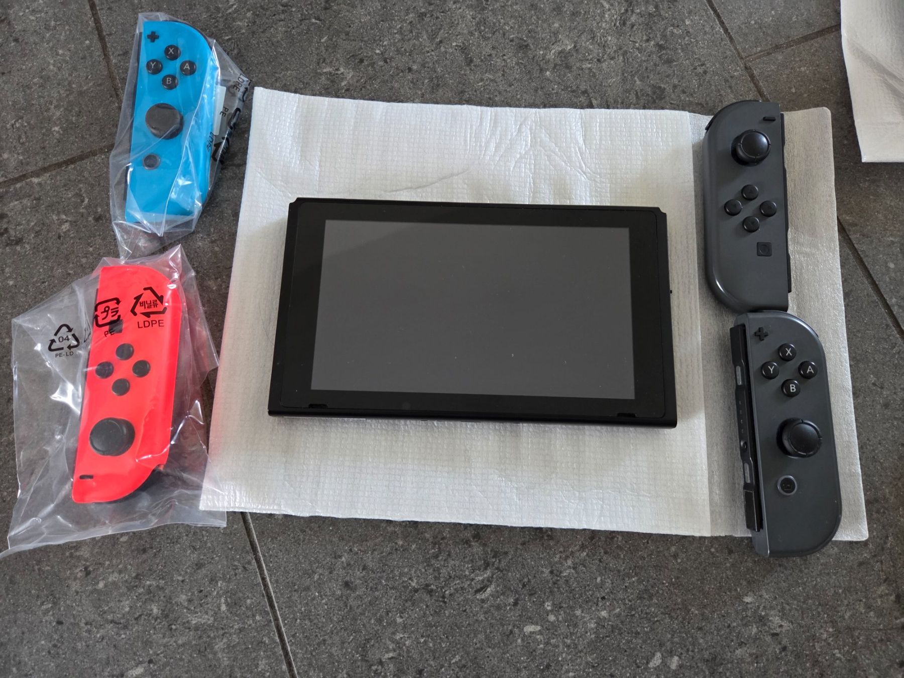 Nintendo Console: Nintendo Switch (inkl. 2 Controller und Ladestation) – Usato da Volketswil venduto da janlud 3