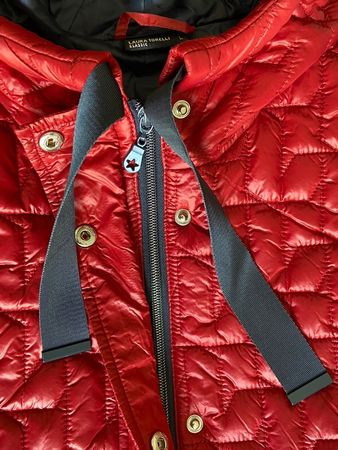 Steppgilet rot mit Kapuze, zwei eingenähte Taschen, Gr. 44