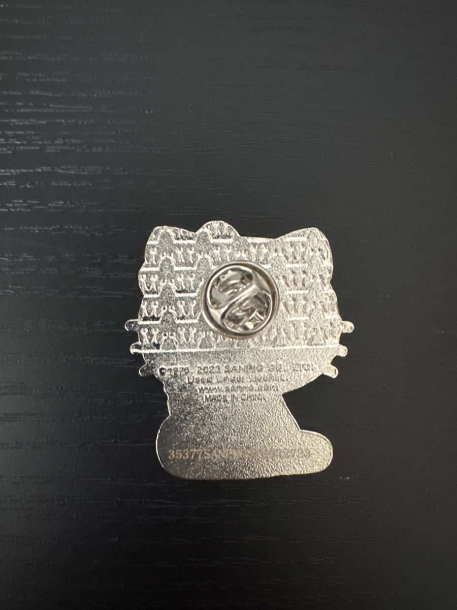 Placchette & Badge: Loungefly - Hello Kitty Pin – Nuovo (secondo la descrizione) da wynigen venduto da Birnenmus 1