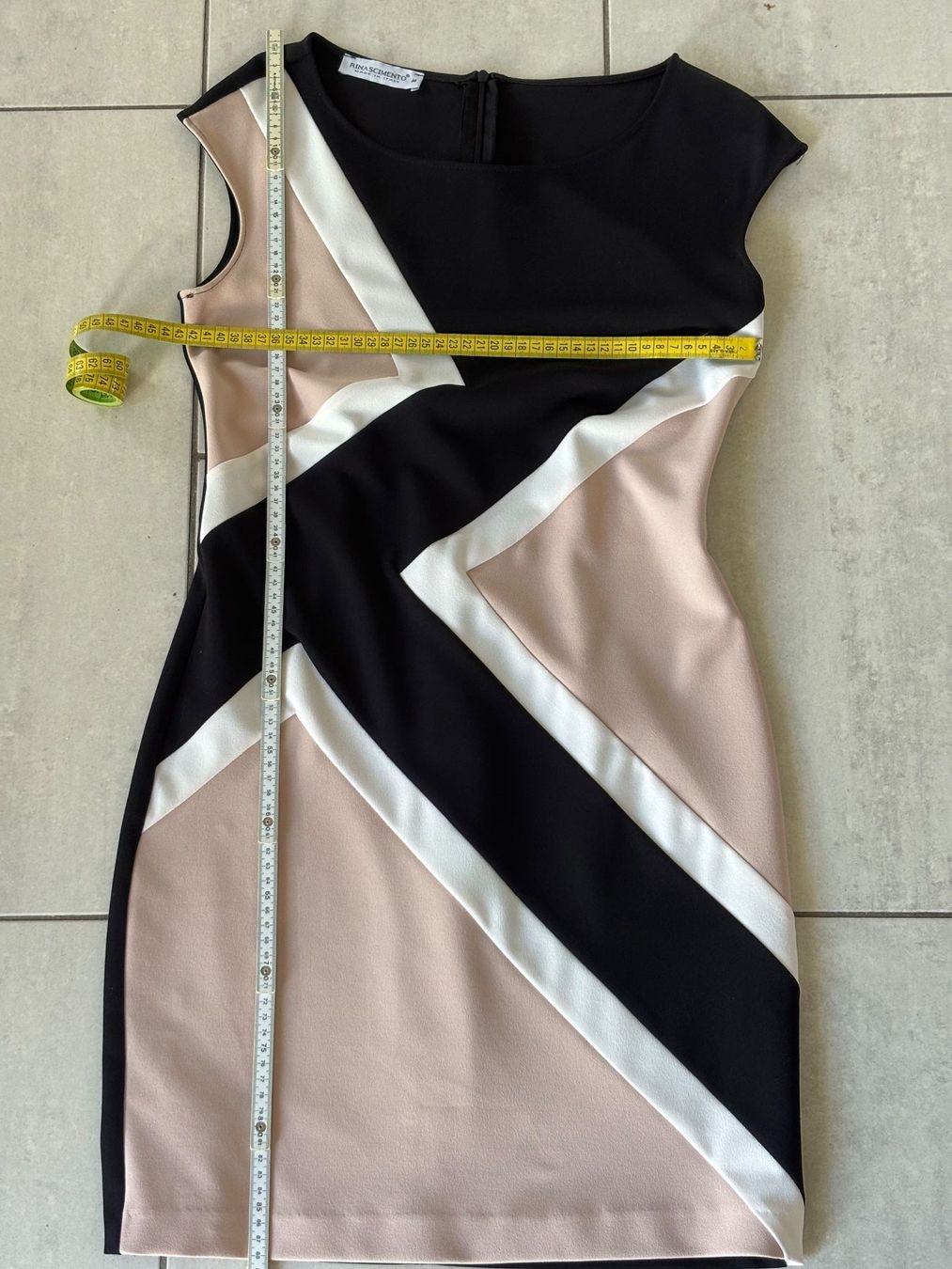 Vestiti: Anliegendes Kleid von Rinascimento – Usato da Dübendorf venduto da mon_p98h 3