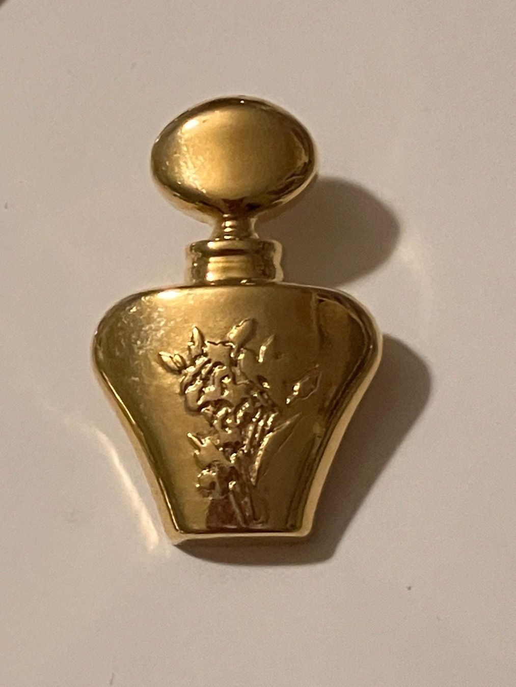 Placchette & Badge: 1 Pin Parfum Moments – Usato da Basel venduto da djwwpp