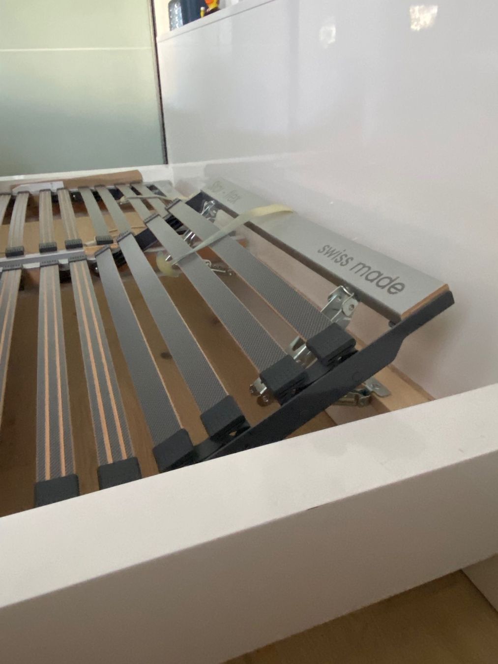 Betten: Bett weiss mit Metallrahmen – Gebraucht aus Pfäffikon ZH von jor_9bww 3