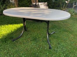 Verschenke neuwertigen Tisch.