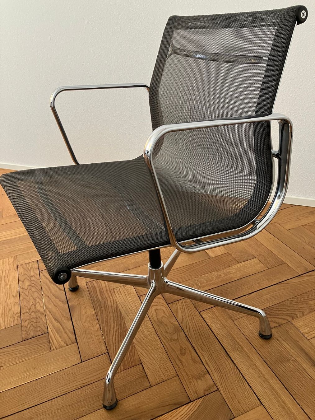 Vitra Sedie: 5 Stk. Vitra Eames EA 108 Aluminium Chair Netz – Usato da Luzern venduto da Lula_19 2