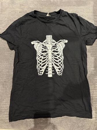Schwarzes T-Shirt mit Skelett-Brustkorb-Print  Gr. M