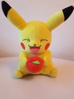 Pikachu Plüschtier mit Apfel