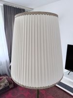 Vintage Stehlampe mit plissiertem Stoffschirm – Messingoptik