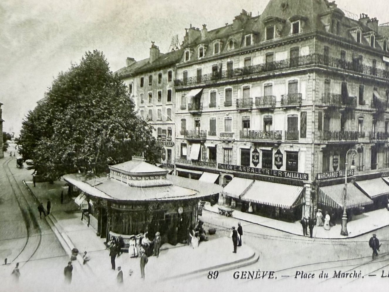 Cartes postales: Genève - Animation à la place du Marché – D'occasion à Lutry par Ediego 1