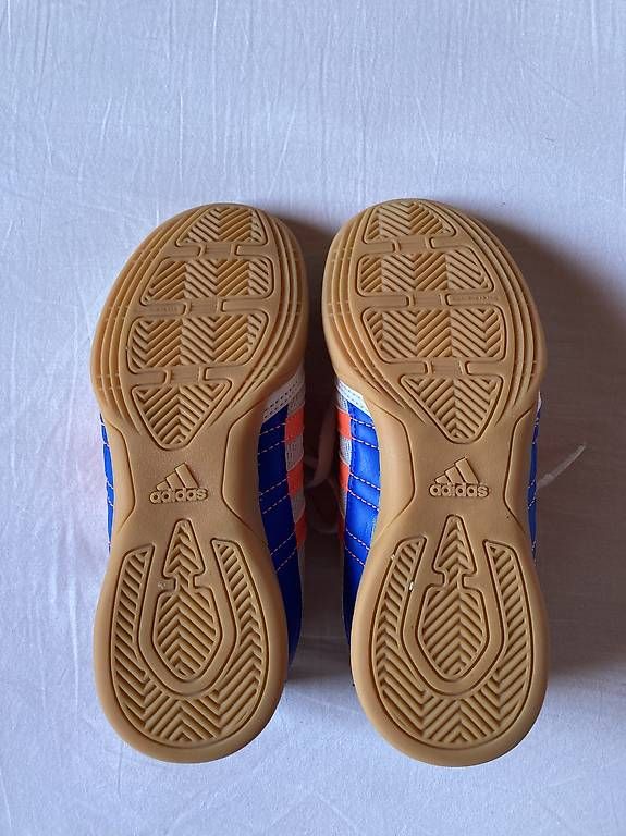 Schuhe für Jungen: Hallenschuhe Adidas 31.5 – Gebraucht aus Haldenstein von meladin 3