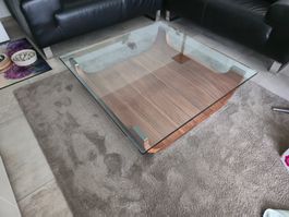 Edler Designer Glas Couchtisch mit Nussbaumholz Untersatz