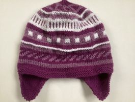 Handgestrickte, warme Wintermütze in Lila- und Weisstönen!