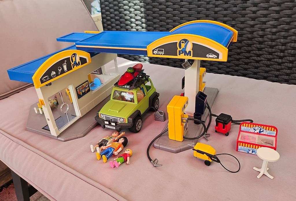 Spielzeuge: Playmobil grosse Tankstelle – Gebraucht aus Sennhof von Venus84