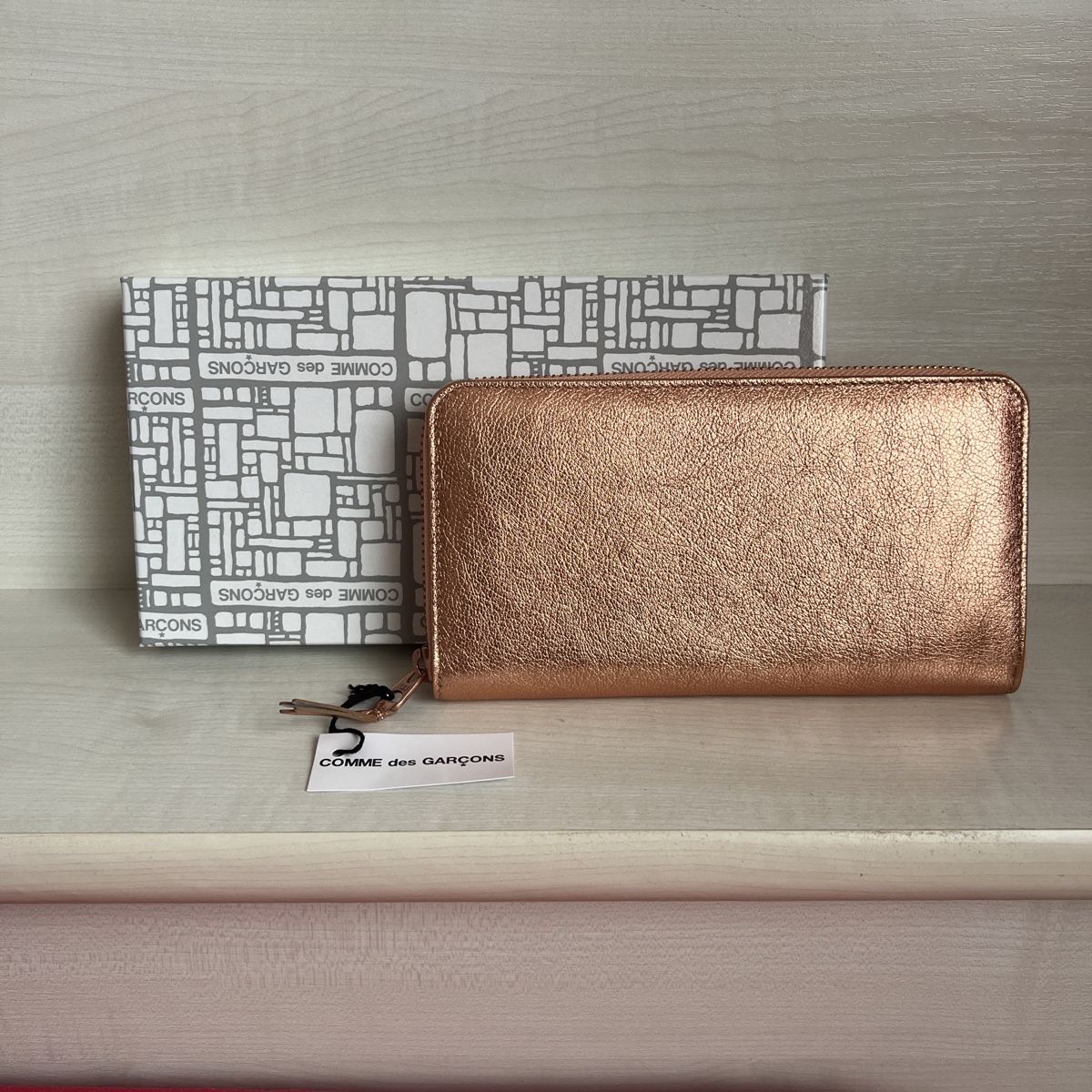 Comme Des Garcons Portemonnaie: Comme des Garçons Rose Gold Leather Wallet – Neu und originalverpackt aus Fribourg von ariesto