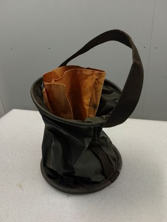 Faltbarer Militär-Eimer, olivgrün mit Leder.