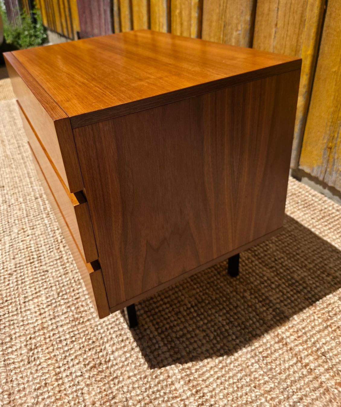 Cassettiere: Mid Century  Minimalist Sideboard Nussbaum – Usato da Haslen AI venduto da Vintagelix 4