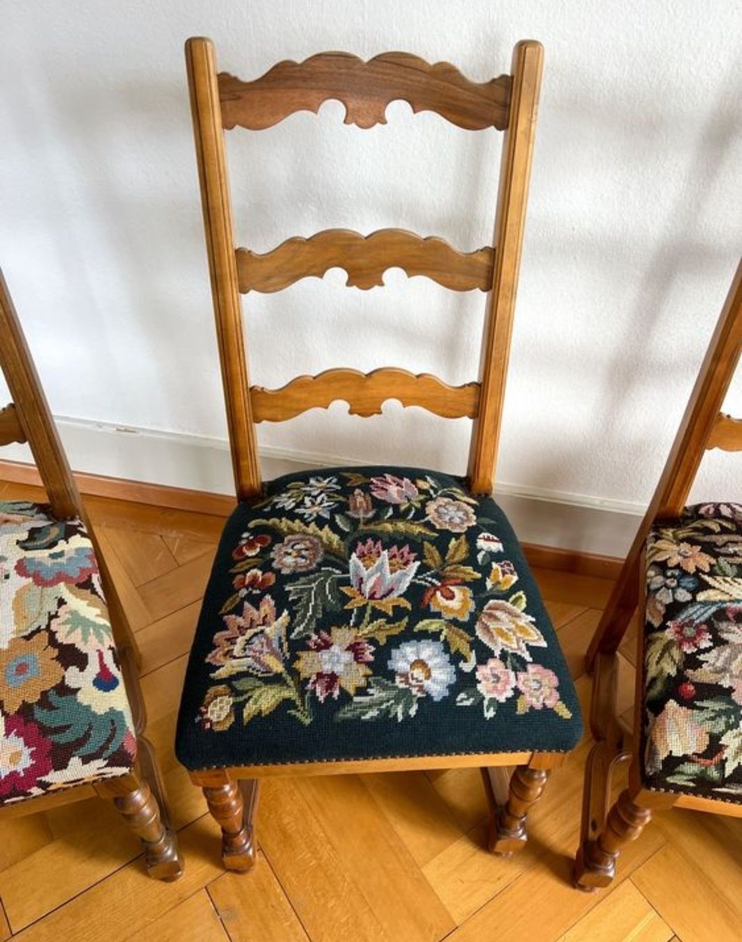 Stühle: 5 Antike Stühle mit Hocker und verschiedene Blumenmuster – Gebraucht aus Gelterfingen von charly3333 2