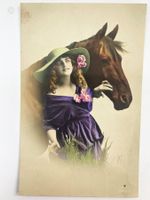 Fotopostkarte Frau mit Pferd Handkoloriert - um 1920 Antik
