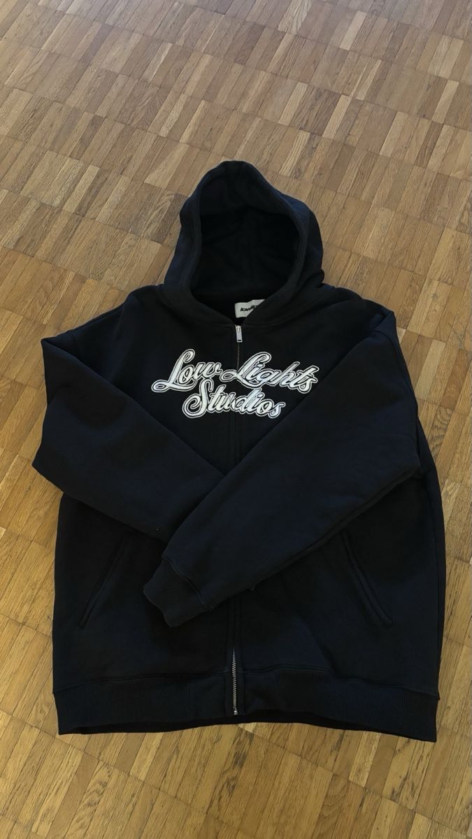 Maglioni & Felpe: Low Lights Studios Hoodie Schwarz Grösse M – Usato da Bülach venduto da lau_58bf