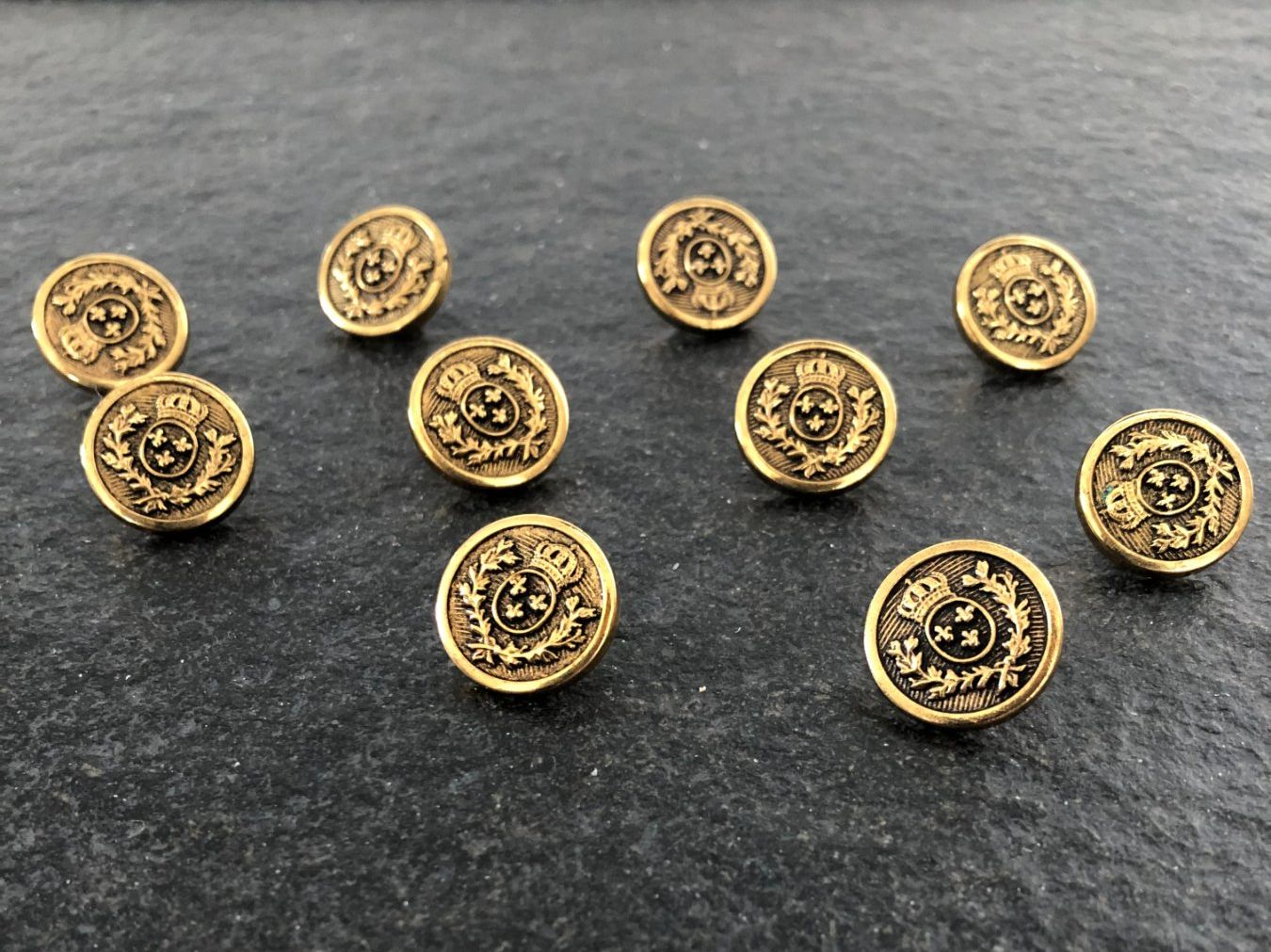 Boutons: 10 Goldenfarbige Knöpfe – D'occasion à Samstagern par TAAF