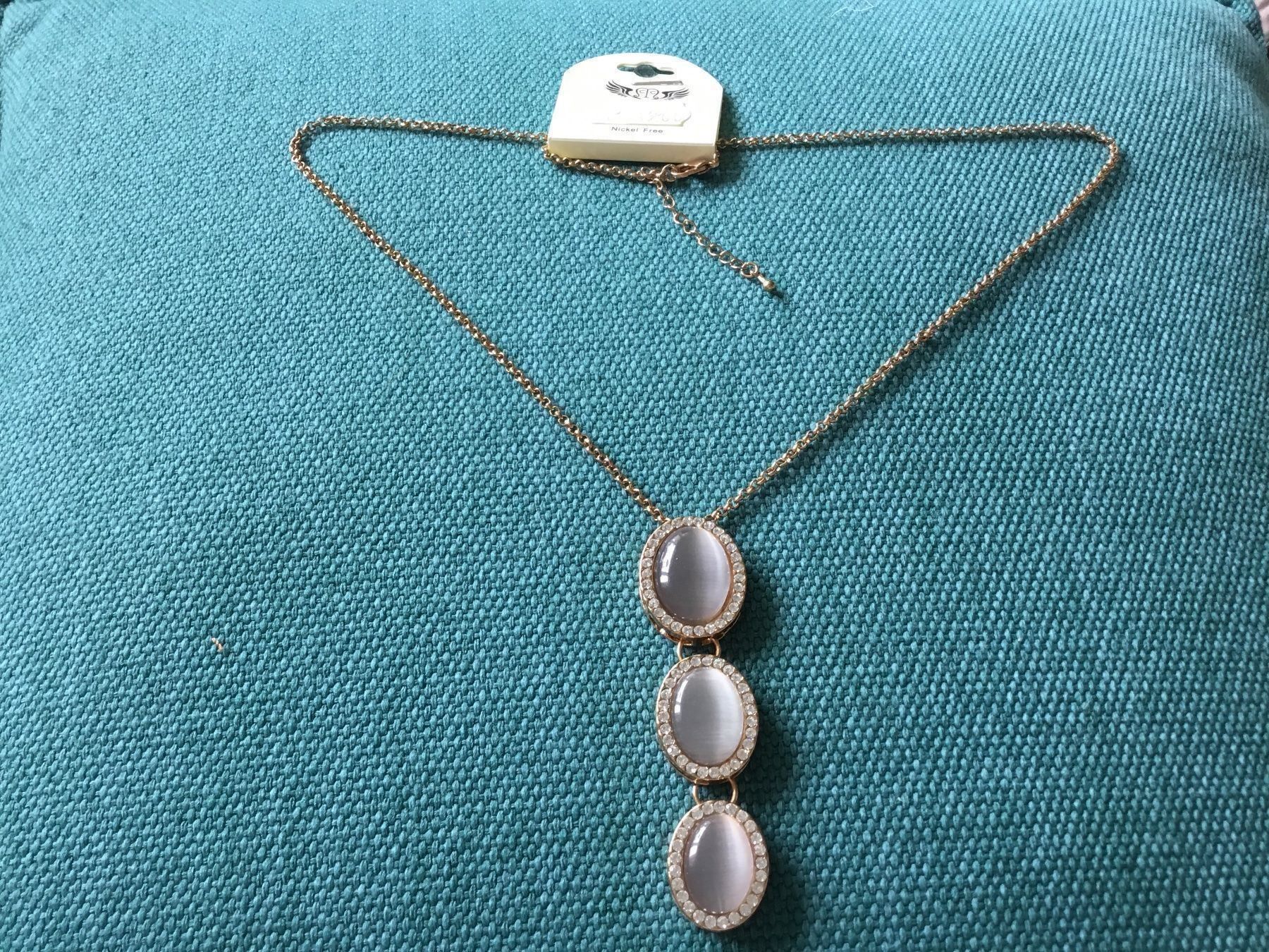 Catenine: Collier doré pendentif à reflets nacrés – Nuovo e nell'imballaggio originale da Le Landeron venduto da nic_8hd5