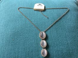 Collier doré pendentif à reflets nacrés